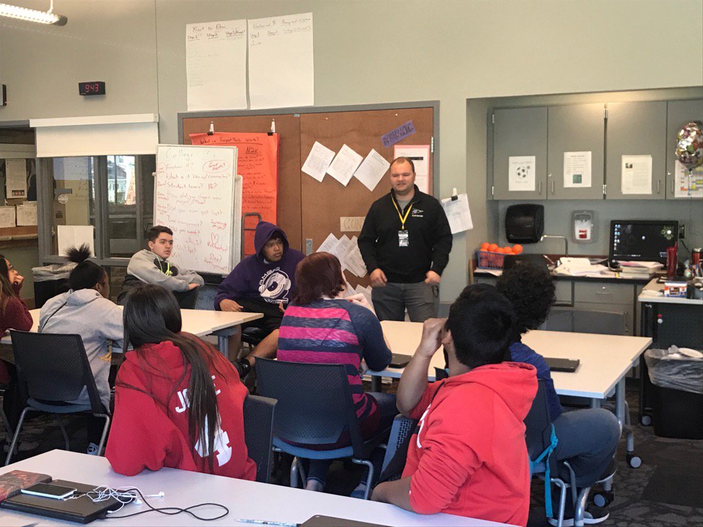 Harrell107's tweet image. HHS &amp;amp; GVSU grad Nick Zomer enlightening HEC8 today #ReachHigher #newshec