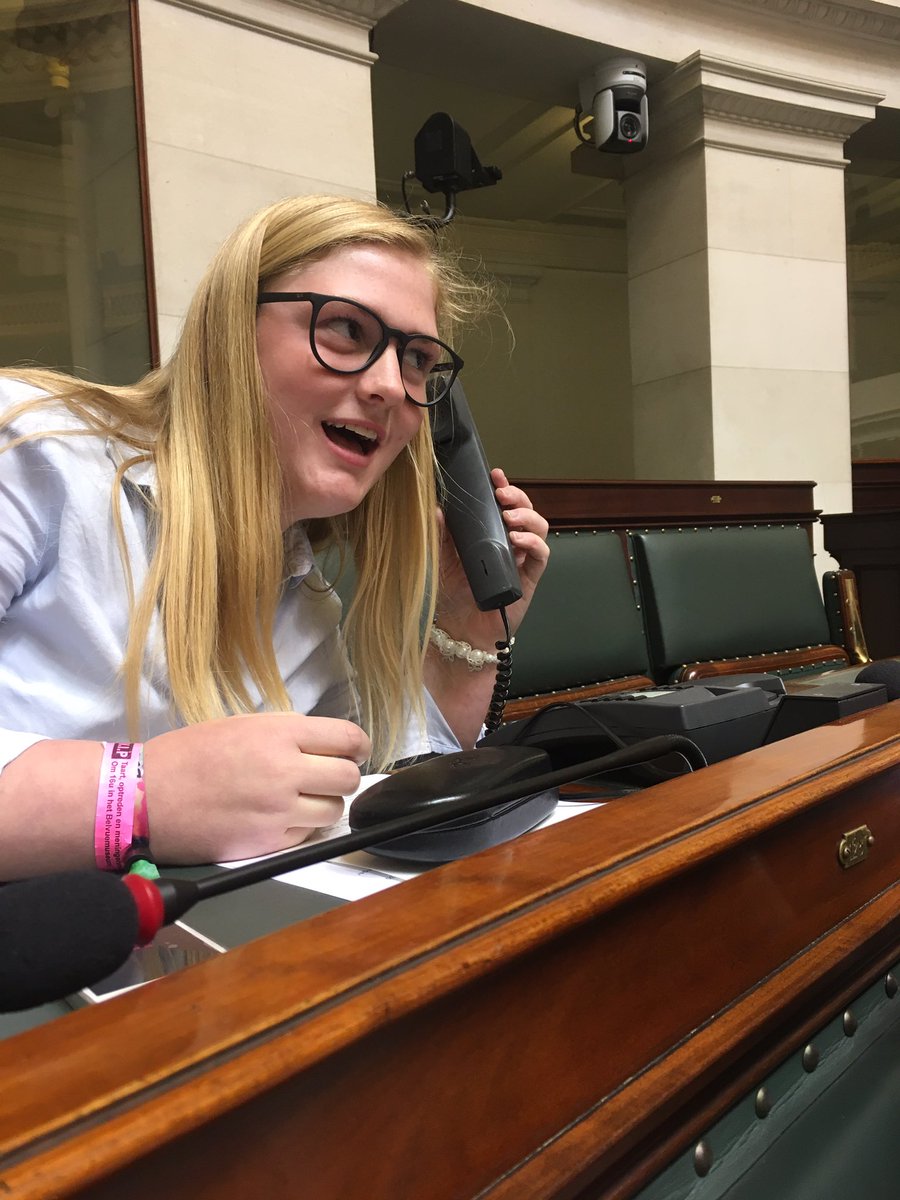 britt_samyn's tweet image. Pizza aant bestellen voor in #dekamer #plenum17 @Globelink  @dominos