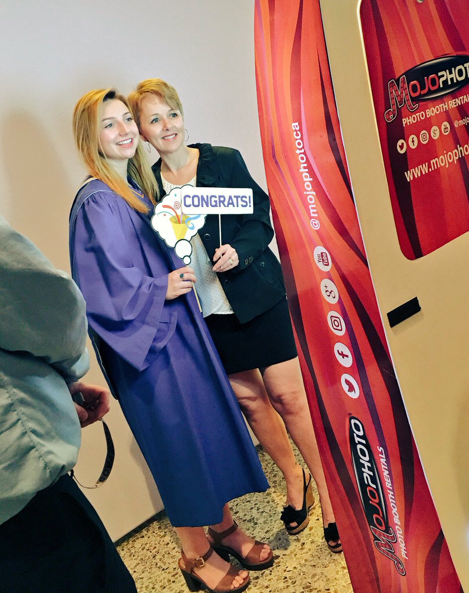 ErhardtChelsea's tweet photo. Lining up for the photo booth at #NAIT convocation! #ookforlife https://t.co/98UYM3QoKK