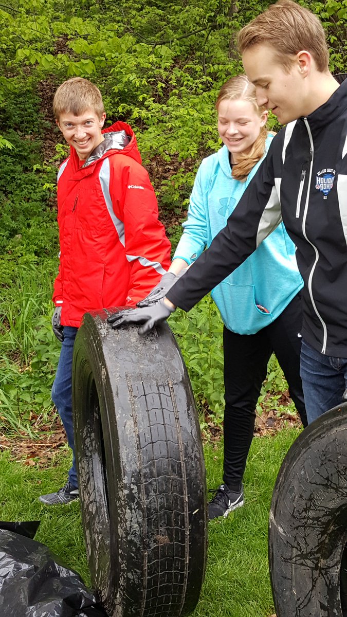 crkraska's tweet photo. Members of the MWHS Sociedad Honoraria Hispanica helping to clean up Deer Park in South Omaha @jsutfin  @getiemann @SHH_AATSP @m https://t.co/kQprE22rI2