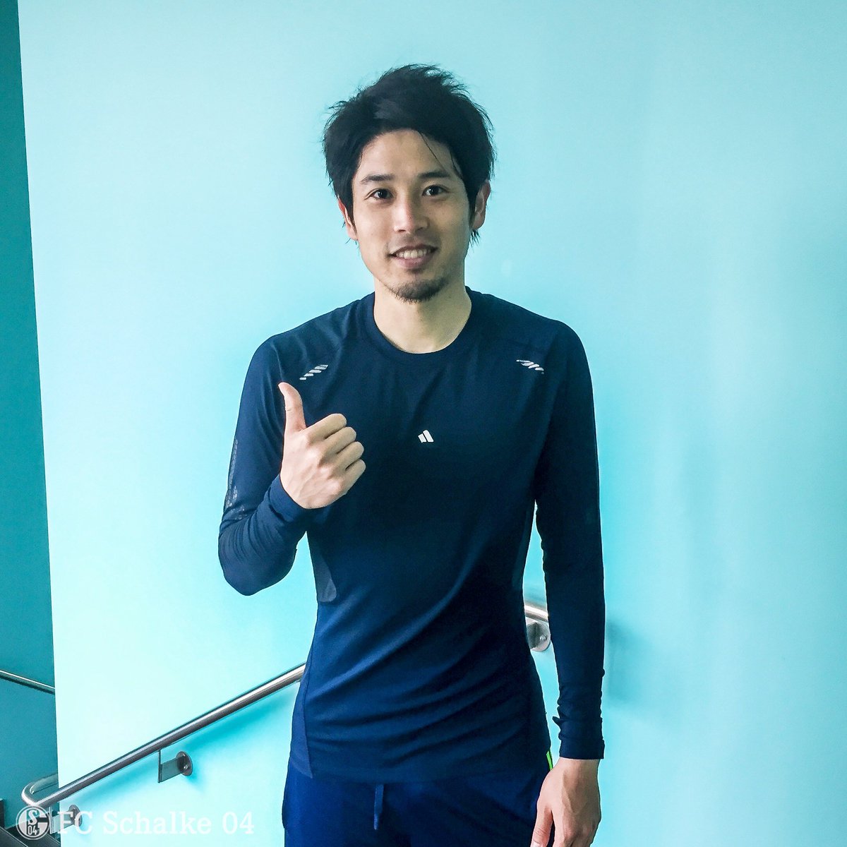 Uzivatel Fcシャルケ04 Na Twitteru 試合出場を目指し気合十分 の 内田篤人 選手が新しいヘアスタイルを披露してくれました ファンの皆さんはどちらがお好きですか １枚目ならlike ２枚目ならreweet S04 うっちー