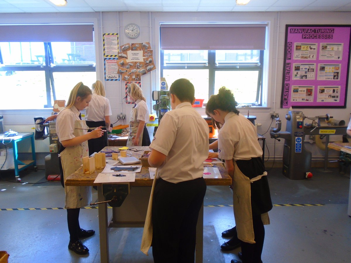 OAN__DT's tweet photo. Y8 Finishing their bits and bobs pot! #Stencilling #RMrocks! https://t.co/cIVbVIBohF