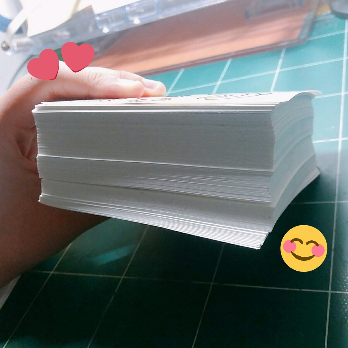 woomoong_'s tweet photo. 포장을 모두하고나니 스티커가 이만큼이나 남았습니다!구매하실분들은 오픈채팅으로 몇세트구매하실건지, 그리고 배송방법(우편/등기)알려주세요!

1세트👉10장 1500원입니다!우편+500원 등기+1500원입니다!

https://t.co/NrKl4bdBEz https://t.co/OTNJK50bMU
