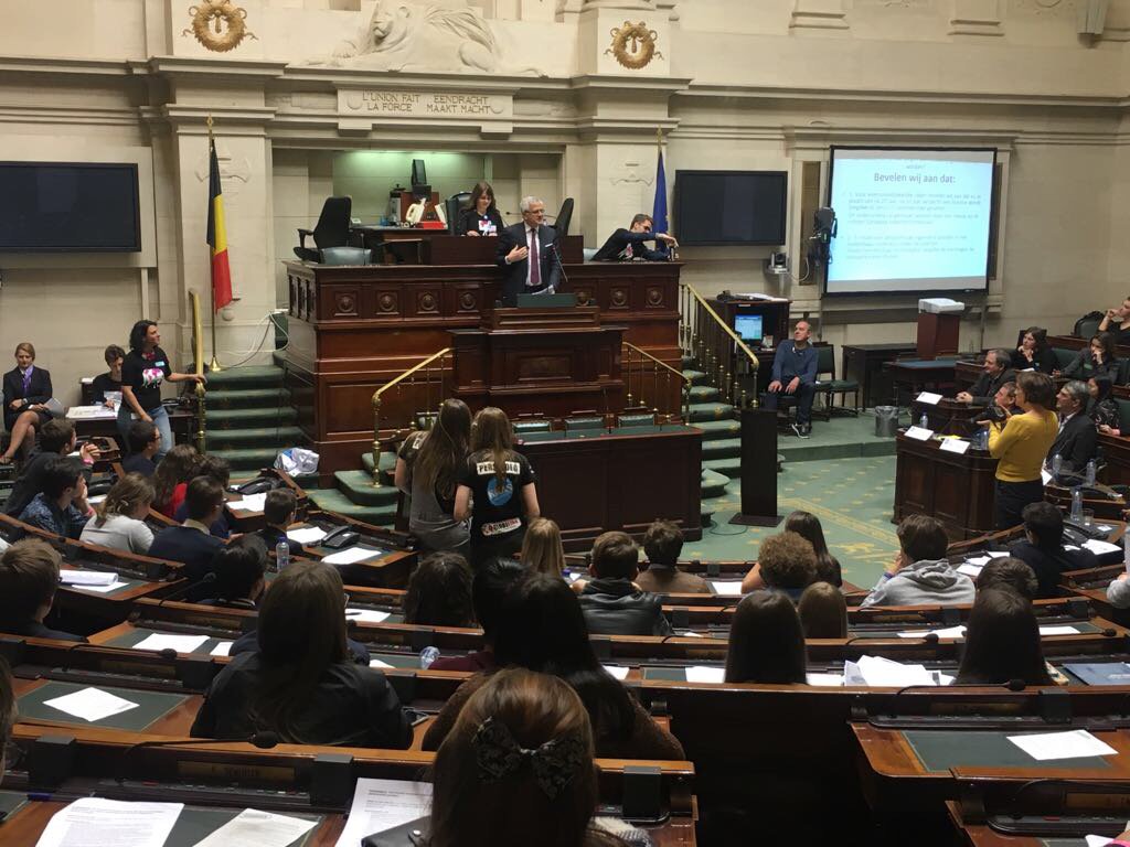 peeters_kris1's tweet image. “Jullie zijn het beste antwoord op vraag waarom we niet cynisch mogen zijn over politiek. Blijf enthousiast, blijf nieuwsgierig” #Plenum17