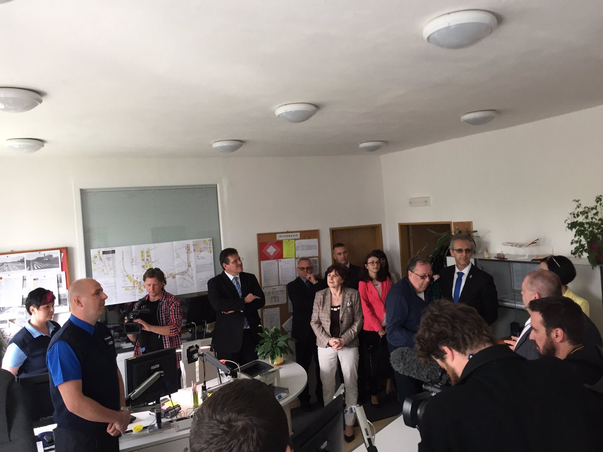EP_Bratislava's tweet photo. Prehliadka inteligentných technológii v mestskej doprave, ktoré prispievajú k nárastu cestujúcich v #DPMK. Podujatie #RDF2017 #SmartCities https://t.co/cjy2AoyHRT