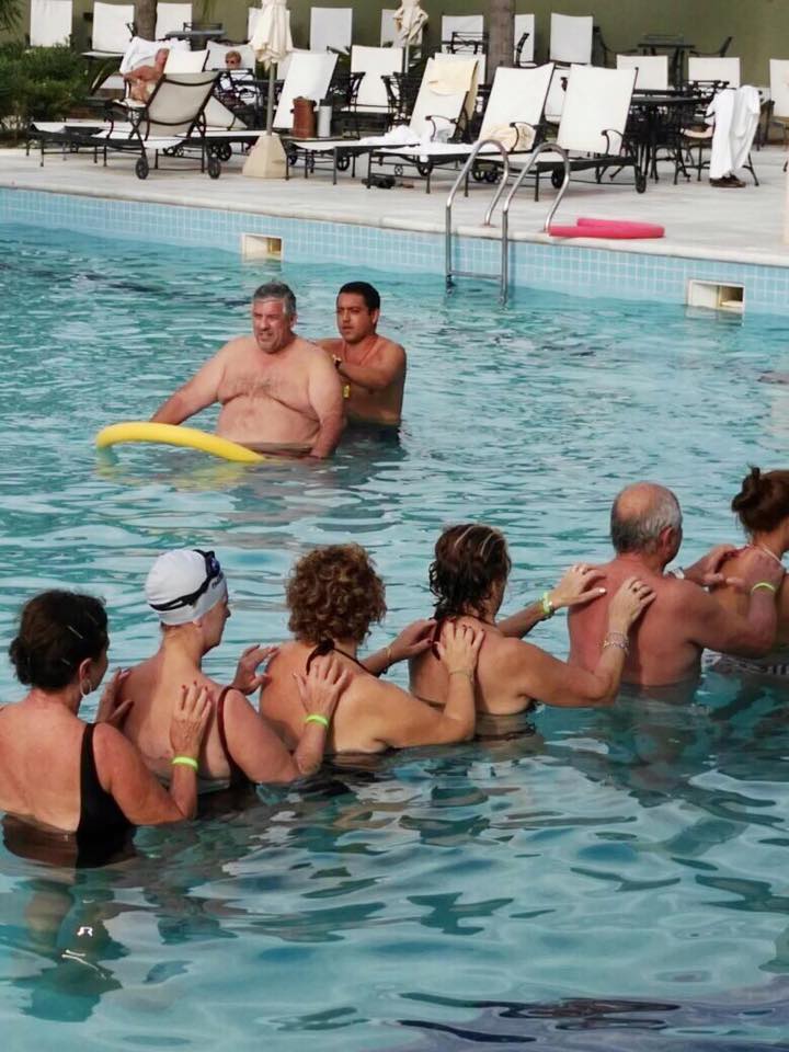 Aquagym con Luis! Nuestros amorosos huéspedes disfrutando a full de la clase en la piscina termal. #aquagym #termasderiohondo