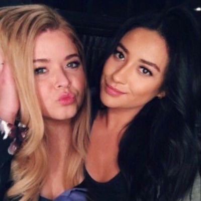 RihlegionMani's tweet image. #EmisonEndgame #Emison #pll #PrettyLittleLiars #PLLEndGame my babies ❤️❤️❤️🔥🔥🔥 @SashaaPieterse @shaymitch