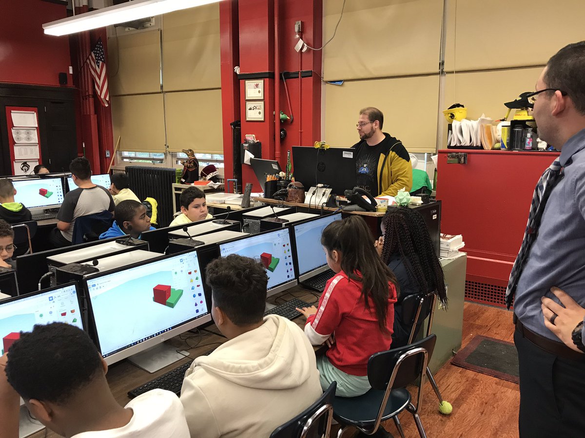 manzo_joseph's tweet photo. @SITechCAD Mr. Buro teaching the students / teachers from PS 13 to explore tinker cad!!  #SITHSmentors #SITHSvisit @District31R @SITech_HS https://t.co/wbnXdqVbQO
