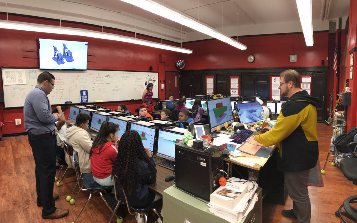 manzo_joseph's tweet photo. @SITechCAD Mr. Buro teaching the students / teachers from PS 13 to explore tinker cad!!  #SITHSmentors #SITHSvisit @District31R @SITech_HS https://t.co/wbnXdqVbQO