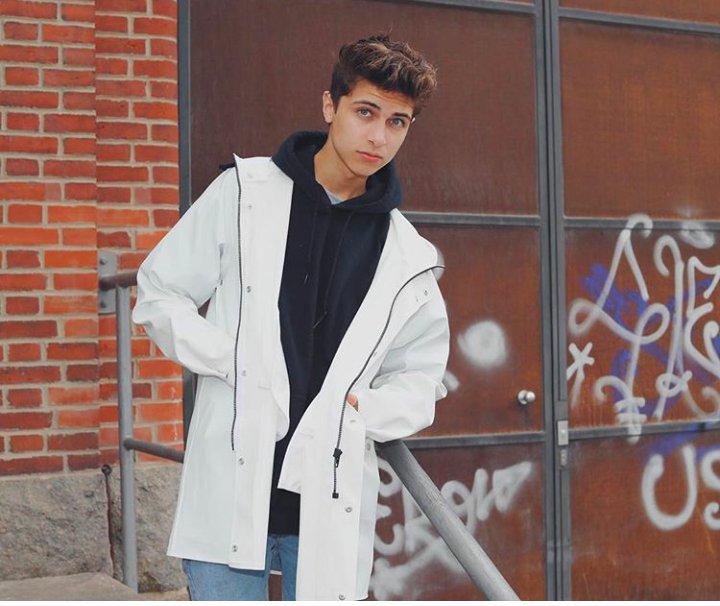 annisanhaqina_'s tweet photo. @lukasrieger i really want to buy your book ❤❤❤ #lukasriegercode #lukasriegercode https://t.co/vAHrVt2dhw