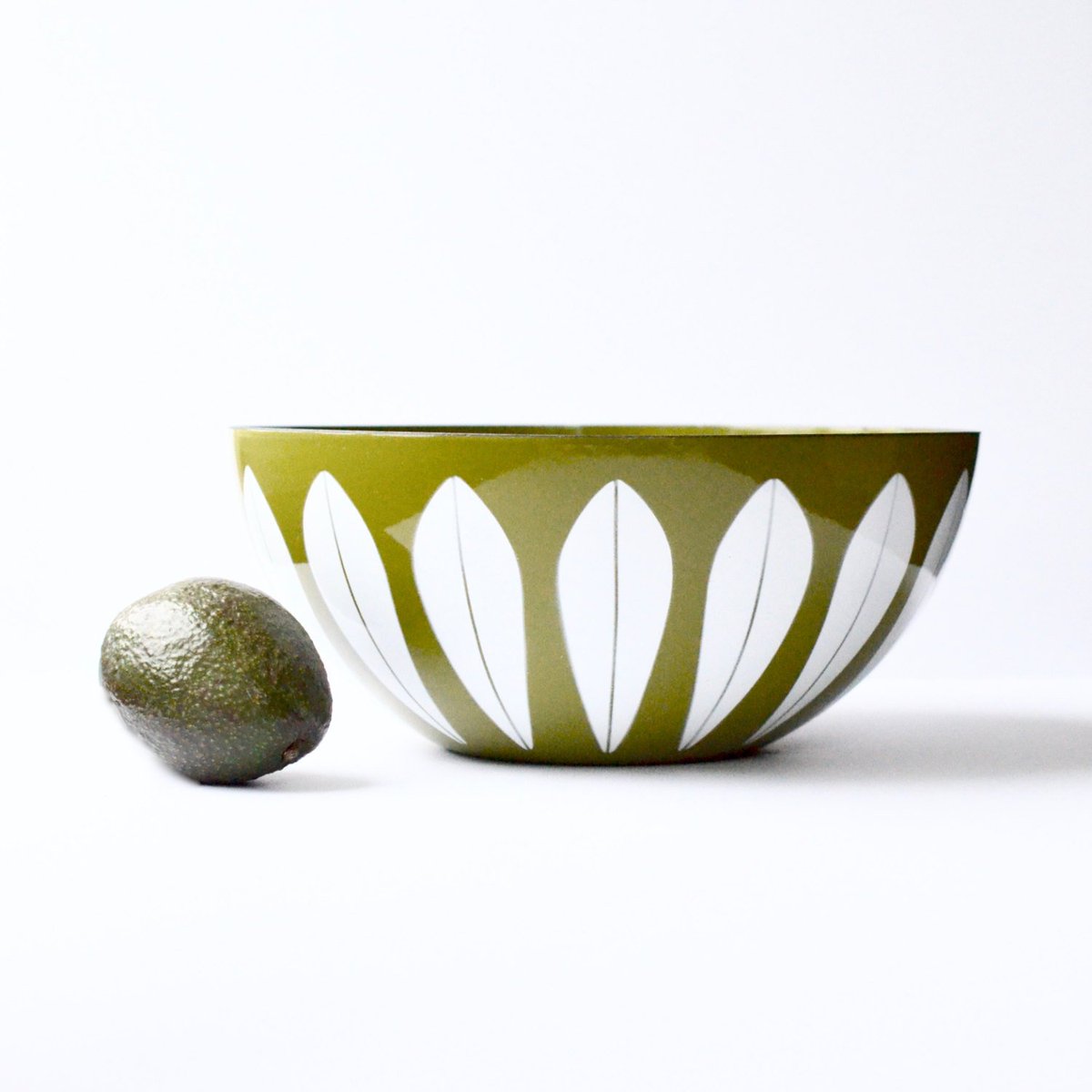 New_Sweden's tweet photo. All avocado hued bowls on sale... for #CincodeMayo, of course! https://t.co/a9p13C2KSU #iknowguacisextra #etsy #vintage #midcenturymodern https://t.co/HypW9vw7L2