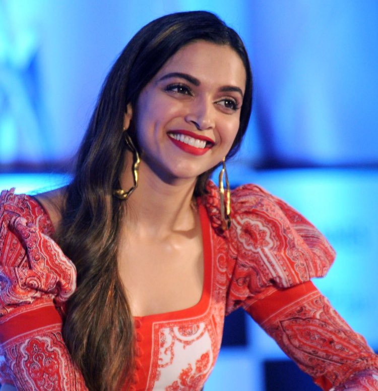 deepikaddicts's tweet photo. HQ- Many moods of Deepika Padukone at L'Oreal Paris India. ☺️😘 https://t.co/ZFJyqaogRG