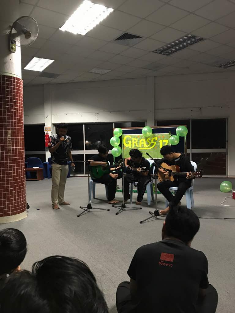 twt_grass's tweet photo. ❗LIVE UPDATE ❗

Kini berlangsungnya Busking Session🎸 &amp; Movie Night 📽

Abg2 perform main gitar &amp; nyanyi
Movie mlm ini : Logan 🐺

#earthhour https://t.co/r8PRH1iOxT