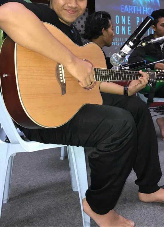 twt_grass's tweet photo. ❗LIVE UPDATE ❗

Kini berlangsungnya Busking Session🎸 &amp; Movie Night 📽

Abg2 perform main gitar &amp; nyanyi
Movie mlm ini : Logan 🐺

#earthhour https://t.co/r8PRH1iOxT