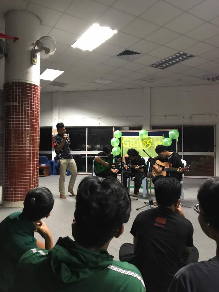 twt_grass's tweet photo. ❗LIVE UPDATE ❗

Kini berlangsungnya Busking Session🎸 &amp; Movie Night 📽

Abg2 perform main gitar &amp; nyanyi
Movie mlm ini : Logan 🐺

#earthhour https://t.co/r8PRH1iOxT