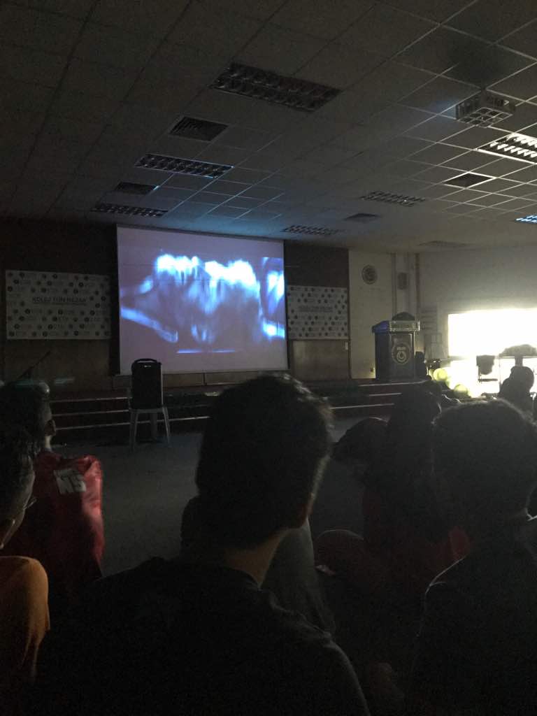 twt_grass's tweet photo. ❗LIVE UPDATE ❗

Kini berlangsungnya Busking Session🎸 &amp; Movie Night 📽

Abg2 perform main gitar &amp; nyanyi
Movie mlm ini : Logan 🐺

#earthhour https://t.co/r8PRH1iOxT