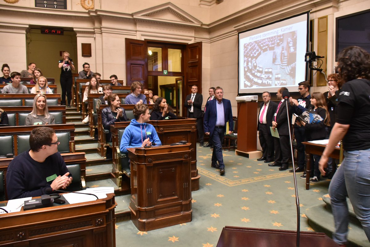 DeKamerBE's tweet image. S. Bracke, @voorzvandeKamer, opende de slotzitting van #plenum17 - #Delenishetnieuwebezit - #40jaarmeningenvanjongeren - @krasglobelink