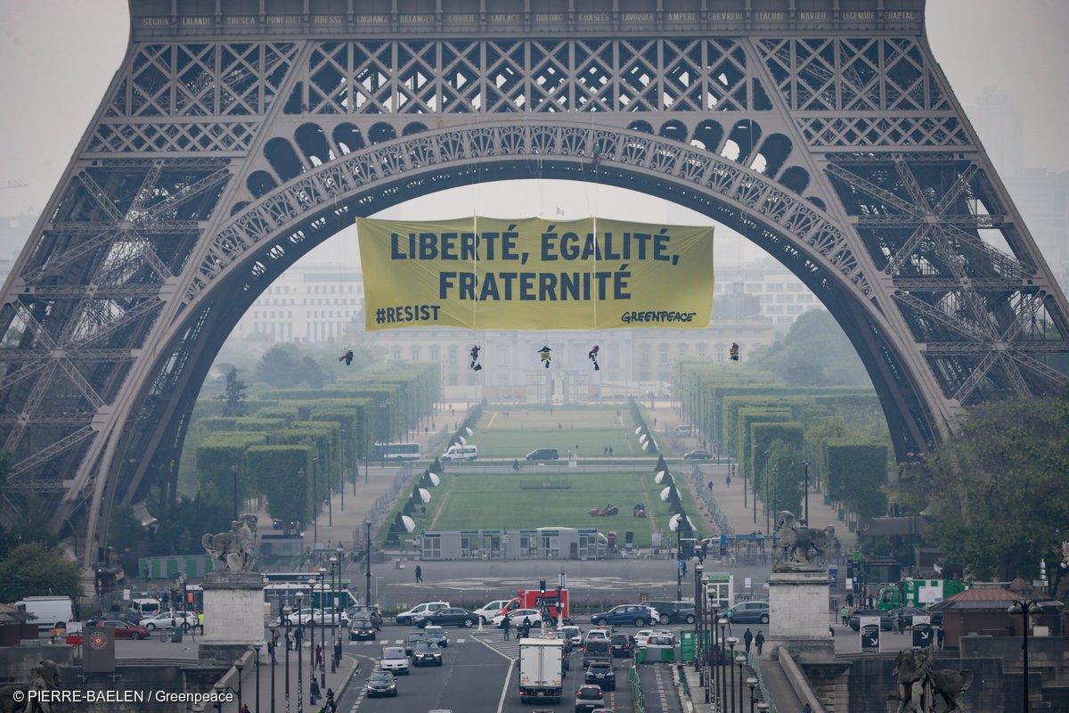 Klimaatparade's tweet photo. ACTIE in Frankrijk: extreem-rechts is een bedreiging voor gelijkheid, vrijheid en broederschap. https://t.co/jZaX0rwc7m #ResistOften https://t.co/zNfPwIZAkD