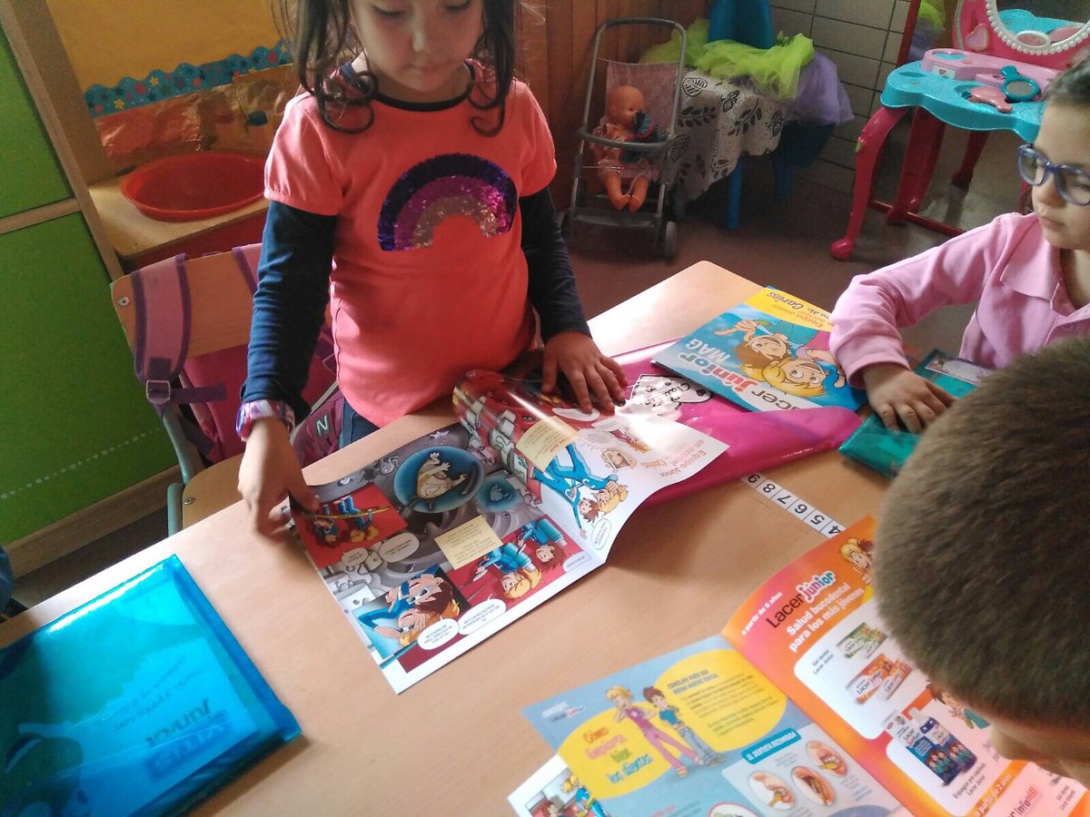 CeipMargaritaSa's tweet photo. Infantil acaba las jornadas con un taller de salud bucodental @educacyl @AmpaMargarita #JornadasCulturales2017 #SelloSaludable #HealthyLife https://t.co/8aBZr6mFpP
