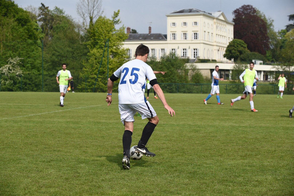 HECParisMBA's tweet photo. Quarter finals of men's #soccer is on against @IEbusiness! Allez @HECParisMBA! #MBATGameOn https://t.co/dDLbbUZT4c