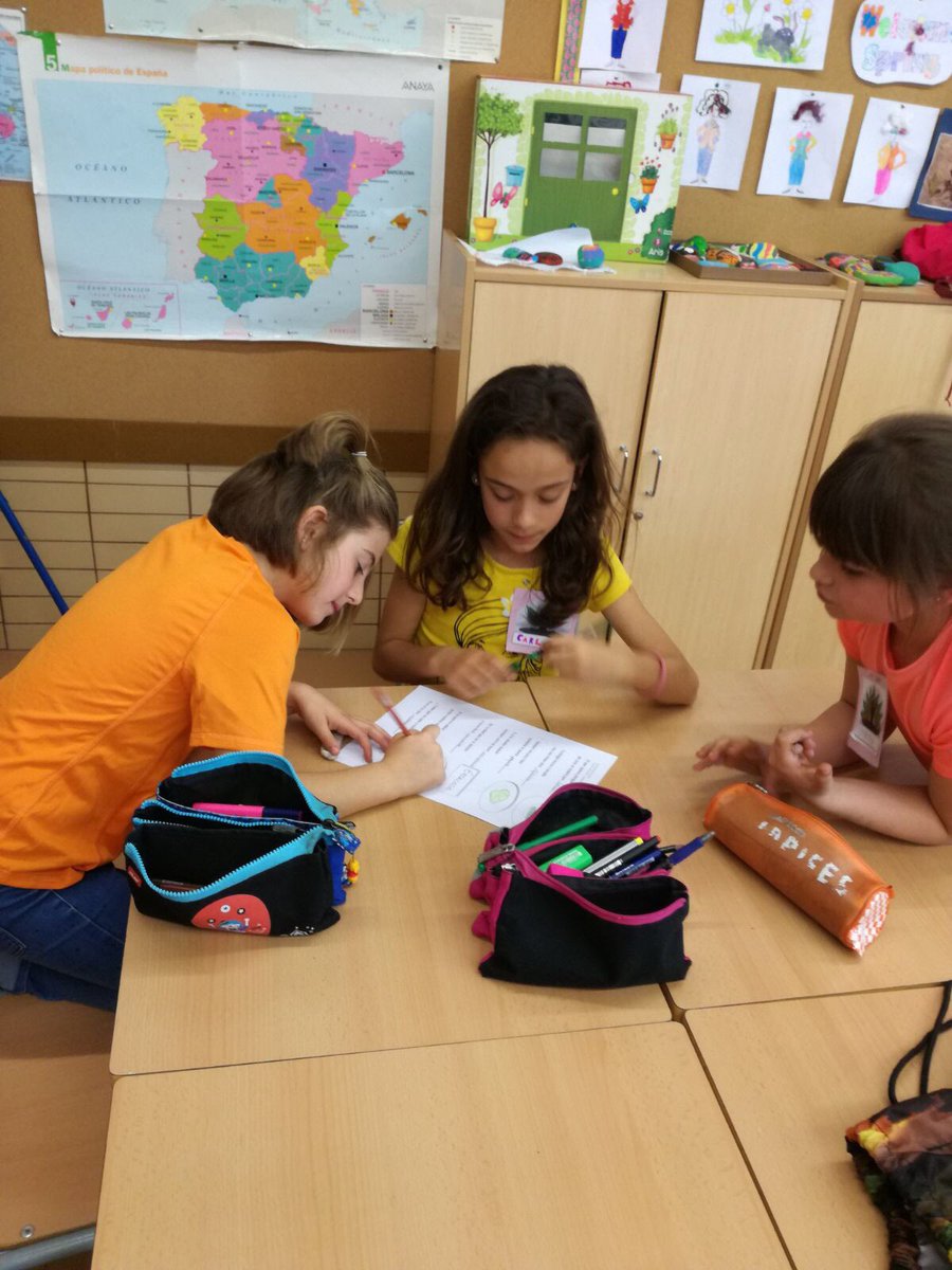 CeipMargaritaSa's tweet photo. En 3º y 4º creamos adivinanzas a partir de varios pareados @educacyl #JornadasCulturales2017 #SelloSaludable @AmpaMargarita #HealthyLife https://t.co/enAE1nsdWU