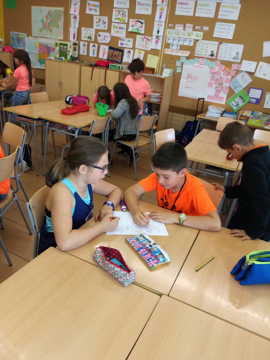CeipMargaritaSa's tweet photo. En 3º y 4º creamos adivinanzas a partir de varios pareados @educacyl #JornadasCulturales2017 #SelloSaludable @AmpaMargarita #HealthyLife https://t.co/enAE1nsdWU