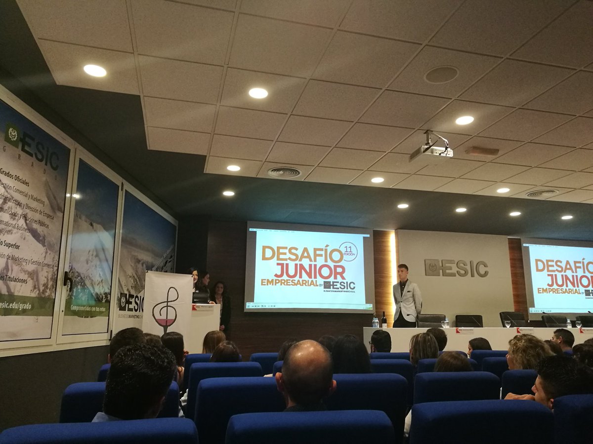 vinosViValdi's tweet photo. 🎆 #ViValdi 🍷 ya ha presentado el proyecto ante el público y el jurado de ESIC Valencia. Esperemos que haya agradado la idea!😋 https://t.co/OahKgXtEY3