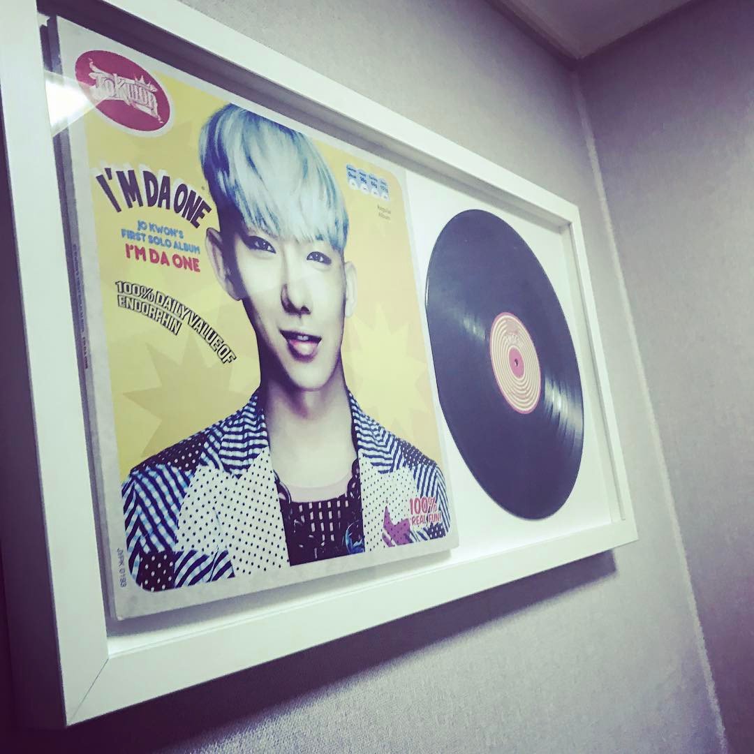 Taiwan_IAM's tweet photo. @2AMkwon [中文翻譯] RT @2AMkwon：SOLO 1輯 這也要聽看看
#黑膠唱片 #imdaone #趙權
https://t.co/9DTB9HcIHQ https://t.co/priiwpdvXa