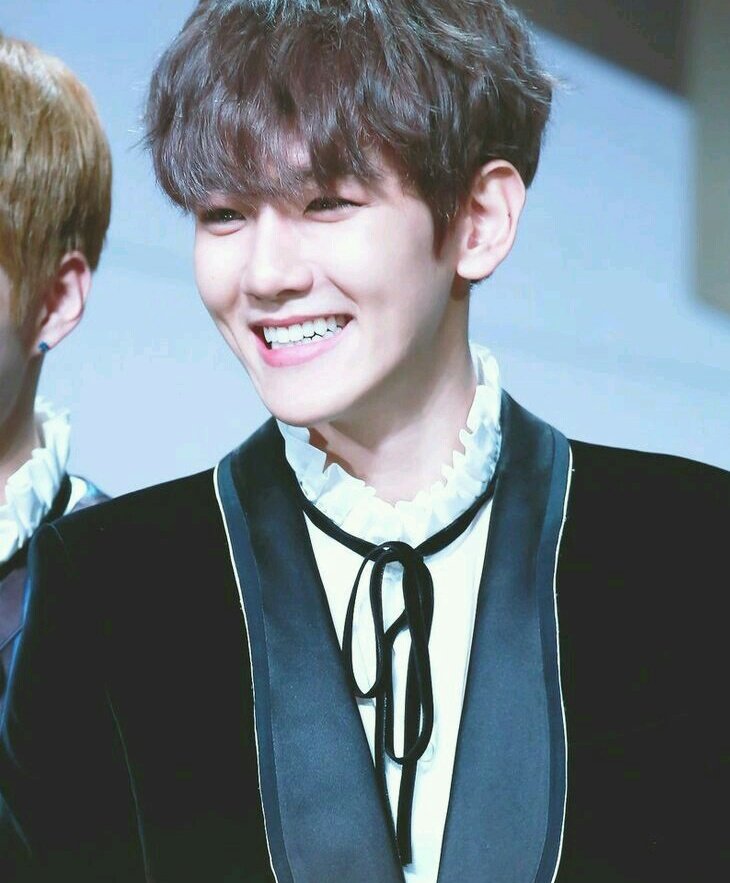 jujubanomorango's tweet photo. O que posso falar de uma pessoa como Baekhyun ?o sorriso dele é maravilhoso, ele é um anjo usando coroa de flores,Parabéns #HappyBaekhyunDay https://t.co/1OgH7uObcv