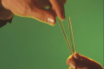 No mínimo curioso: Condado britânico resolve empate em eleição com disputa de palito > goo.gl/EvOjQs