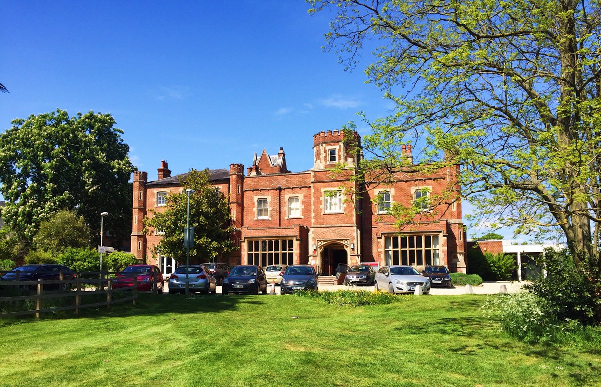 Blue skies over Park House <a href="/UniofReading/">Uni of Reading</a>! Come &amp; book a beautiful summer event with us! info@venuereading.com #venuereading #UOR #events