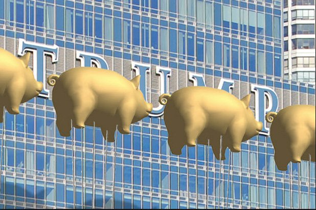 kenzamina10's tweet photo. Trump Tower Sign to Be Blocked by Flying Pig Balloons in Chicago Protest https://t.co/egUuGdjIsS by #TheWrap via @c0nvey https://t.co/CfDTf1ymyQ