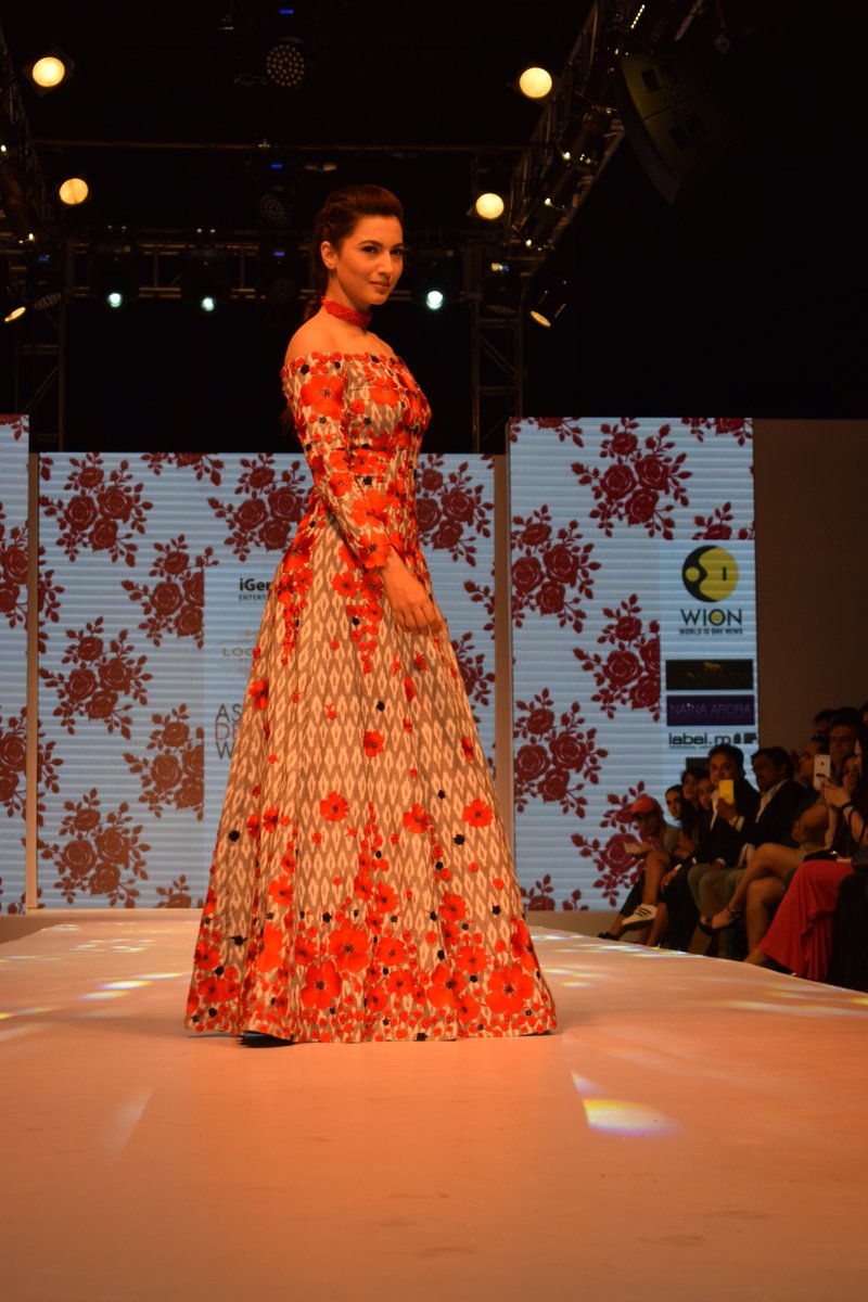 Magnifiofficial's tweet photo. Playing with Ikat on cotton this summer,designer @sobtirinku kickstarts @ADW_Fashionweek with her collection- 'Loom 1905' with @GAUAHAR_KHAN https://t.co/Ub42HK2YZU