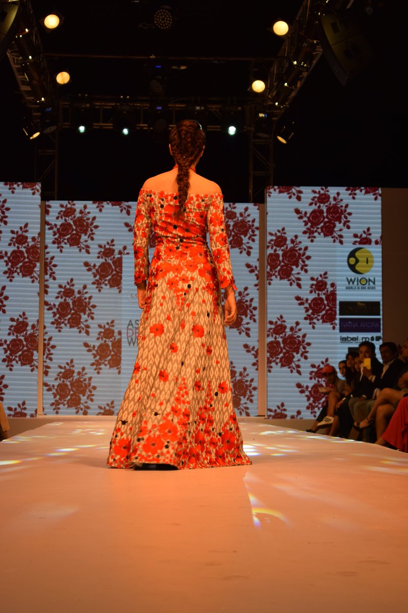 Magnifiofficial's tweet photo. Playing with Ikat on cotton this summer,designer @sobtirinku kickstarts @ADW_Fashionweek with her collection- 'Loom 1905' with @GAUAHAR_KHAN https://t.co/Ub42HK2YZU