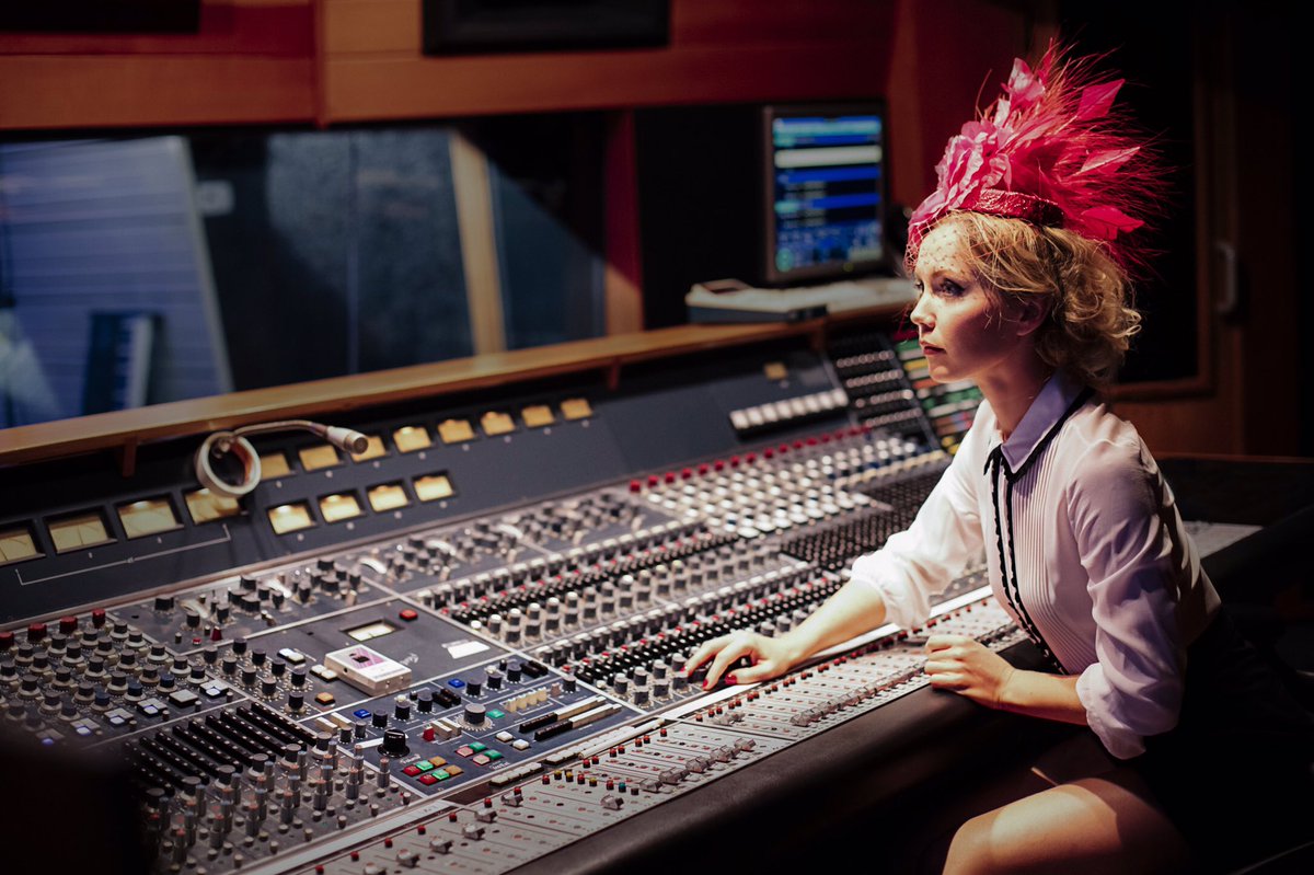 I_am_ALYA's tweet photo. Putting the finishing touches to #ALYA 's debut #single in our secret 😻#HeartShapedHole #newmusicfriday #FridayFeeling #ALYAteam #ALYAmusic https://t.co/YpV31A6yiP