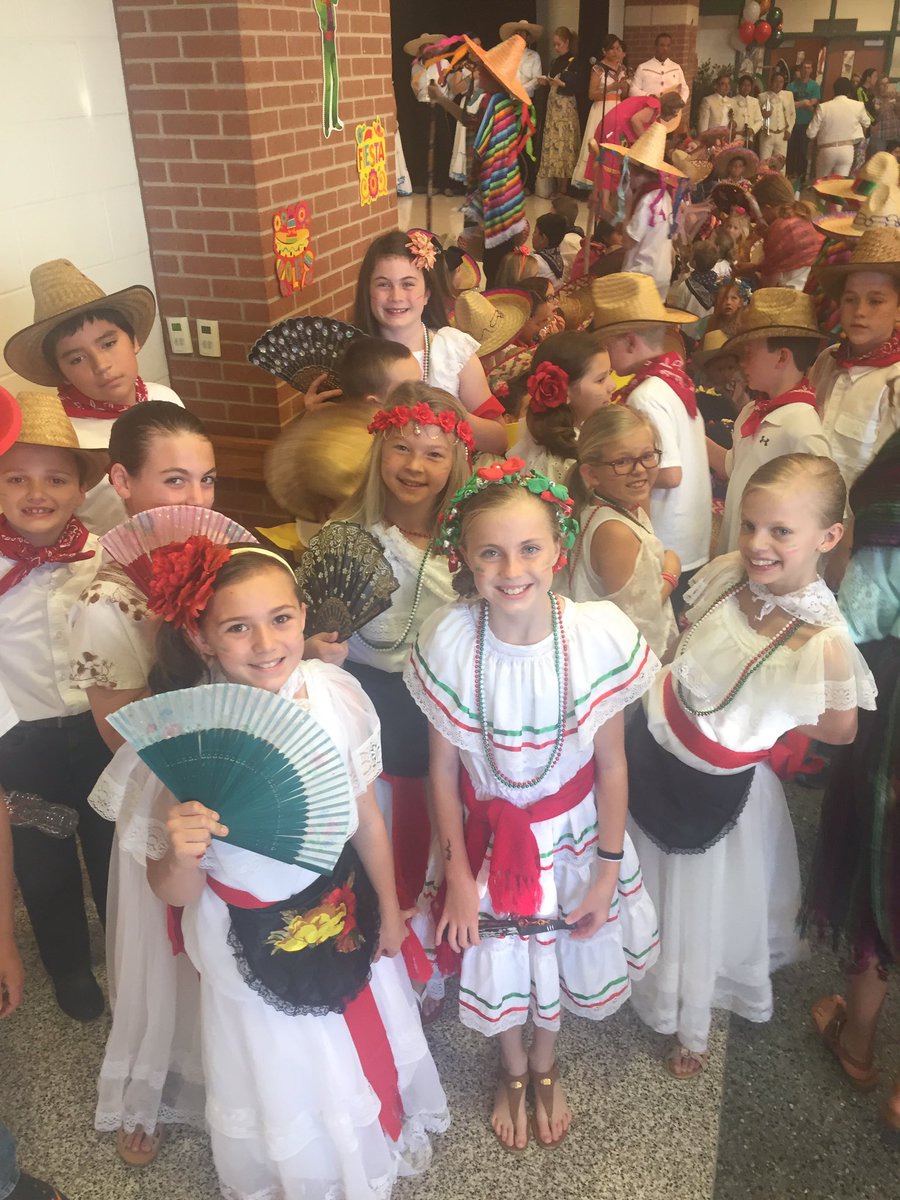 ms_ritzel's tweet photo. @FierceFolsom 4th grade keepin it classy with their traditional dance this mornin'!! https://t.co/h9Tj43kC61