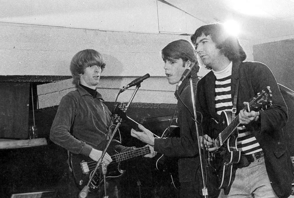 jerrygarcia's tweet photo. On this day in 1965, The Warlocks perform their first show at Magoo’s Pizza Parlor in Menlo Park

Photo: Michael Ochs https://t.co/CpU1Va6iyq