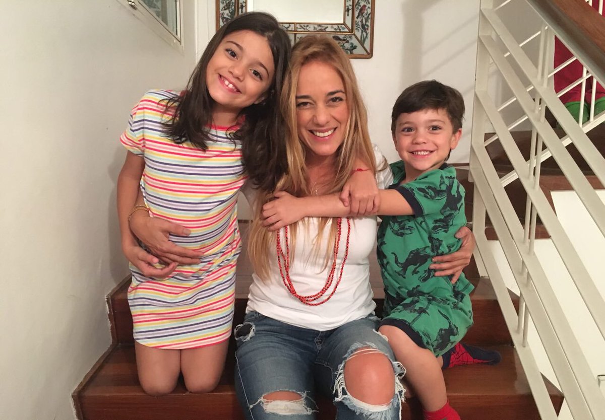 En qué duras circunstancias sonríes, y aun vencida por el cansancio de la lucha llegas a casa a crear una vida normal para tus hijos