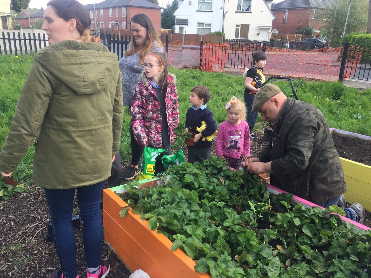 SazzerT's tweet photo. @BoltonUrban supporting #kitchengardens #volunteers this week. first session of the season. Children learning to #foodgrowing @twhBiglocal https://t.co/h5YExl4t1S