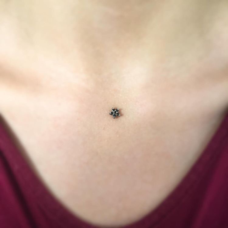 XDONPANDAX's tweet photo. #Microdermal cicatrizado...joyería de titanio con incrustaciones de piedras de ópalo! #DonPanda @amilkartatuajes https://t.co/Bmymfb7Hzl