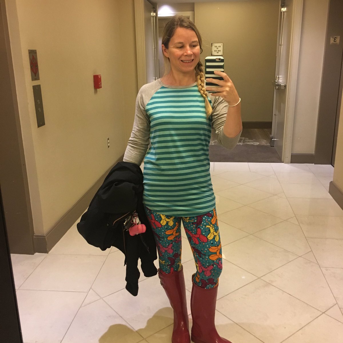 LLRLaurenM's tweet photo. Loving my new @LuLaRoe birthday leggings! They are so much fun! #lularoeleggings #lularoeturns4 #lularoerandy https://t.co/WH5IQvWmql