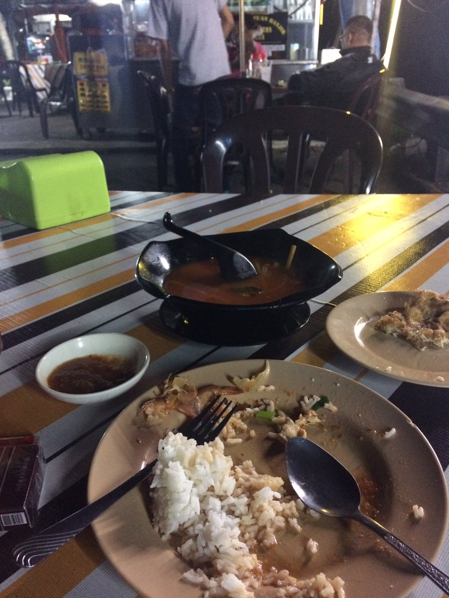 chinxchai's tweet photo. Makan sorang sbb botak #cedey https://t.co/kofyqVAdJ4