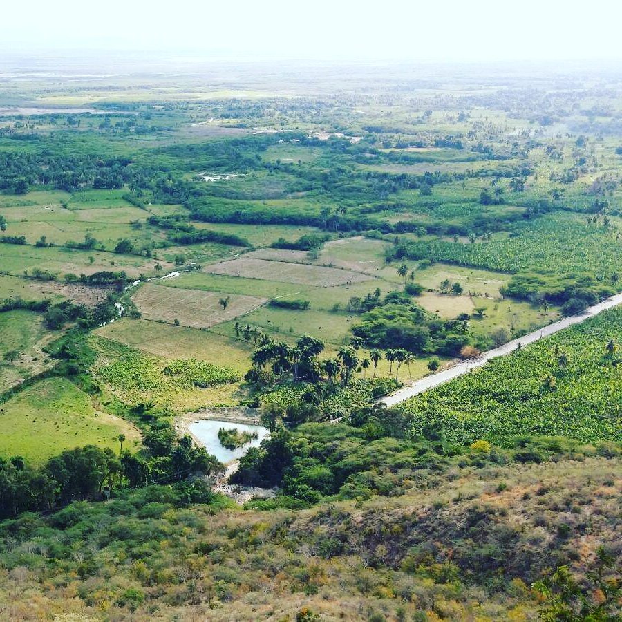 Vista aérea del valle de Neiba. En la parte inferior se puede apreciar el tramo carretero Las Marías - Cerro al Medio