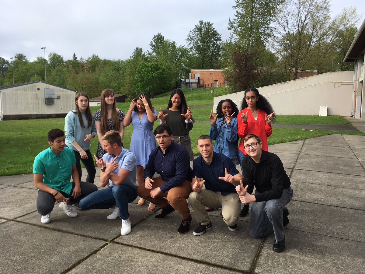 Renton_Schools's tweet photo. @LindberghUpdate top seniors prepare for photo that will be used @Renton_Schools board presentation. https://t.co/2m2kBXm3zE