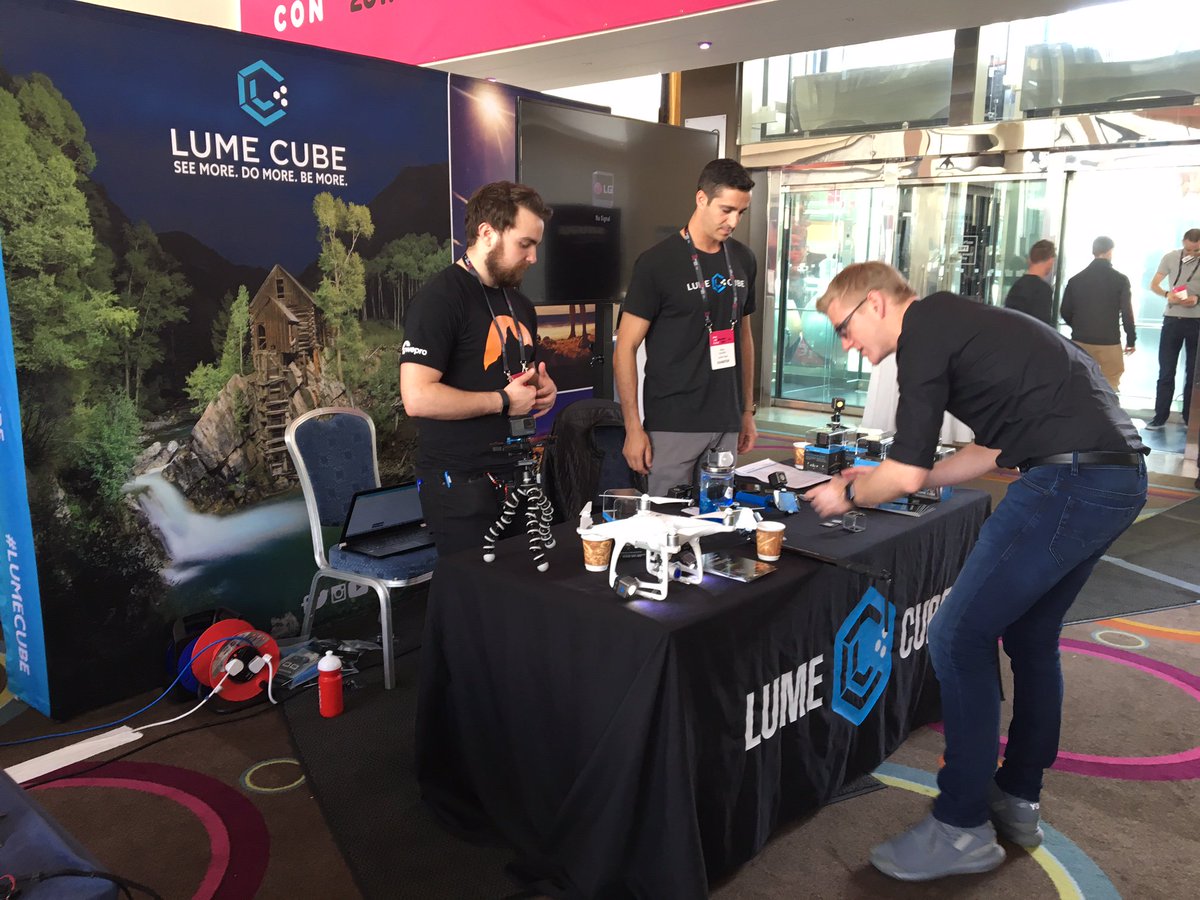 visiting #mojocon check out the <a href="/LumeCube/">Lume Cube</a> stand - amazing product demos