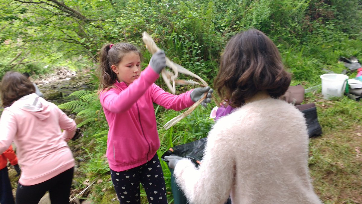 ExploraTuRio's tweet photo. Los más peques siguen dándonos lecciones. Entusiasmo, ganas de aprender y conservar sus #ríos en #Cantabria. CEIP Malacoria (Ibio) https://t.co/zbqwqD4WgI