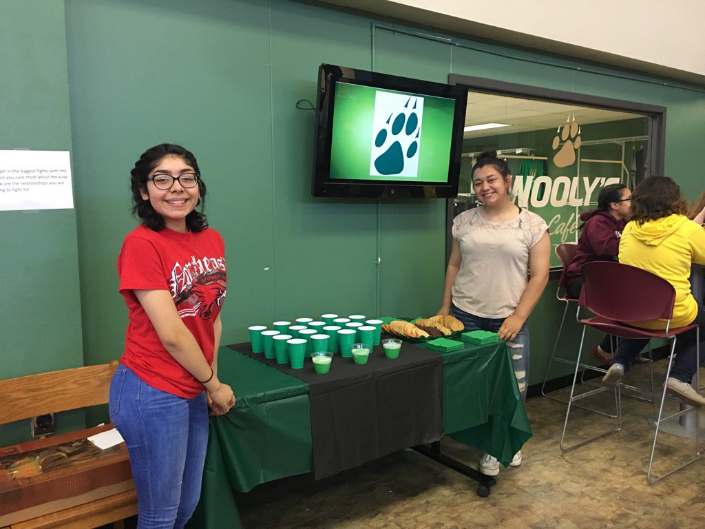 AmberKilburn1's tweet photo. Thank you to our freshman @GEARUP_Iowa students for helping with college signing day! @WHS_Activities https://t.co/JBmKz58t8d