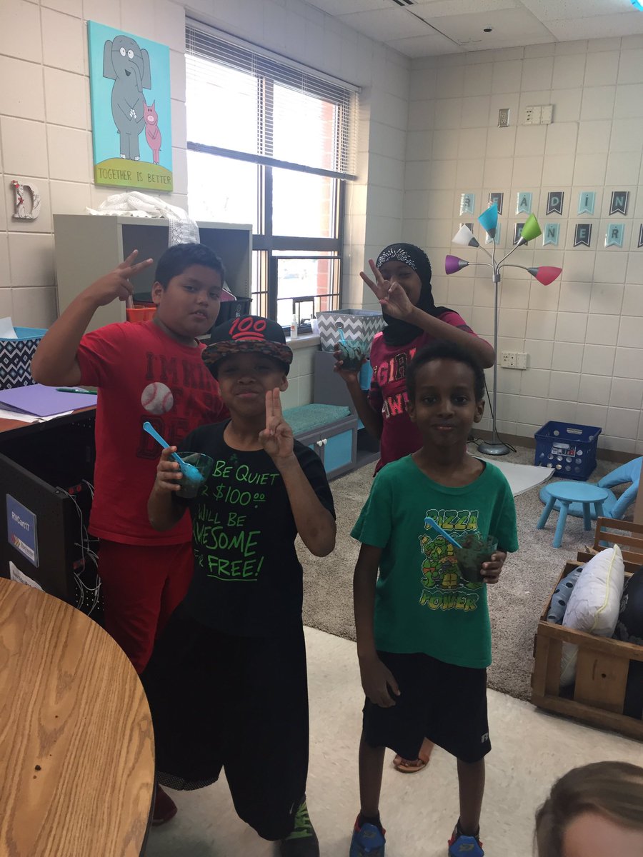 MsLarsonOtters's tweet photo. Garden party at @RiversideOtters means making pudding dirt cups with @MsVomacka class. 🌷🐛 https://t.co/WvpXXeMA4h