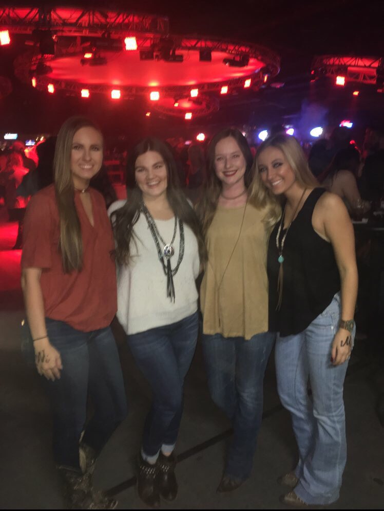 kelsiejo_10's tweet photo. low quality pic but high quality Kat!!!! love you babes, happy bday❤️❤️❤️ https://t.co/VTrBR705VQ