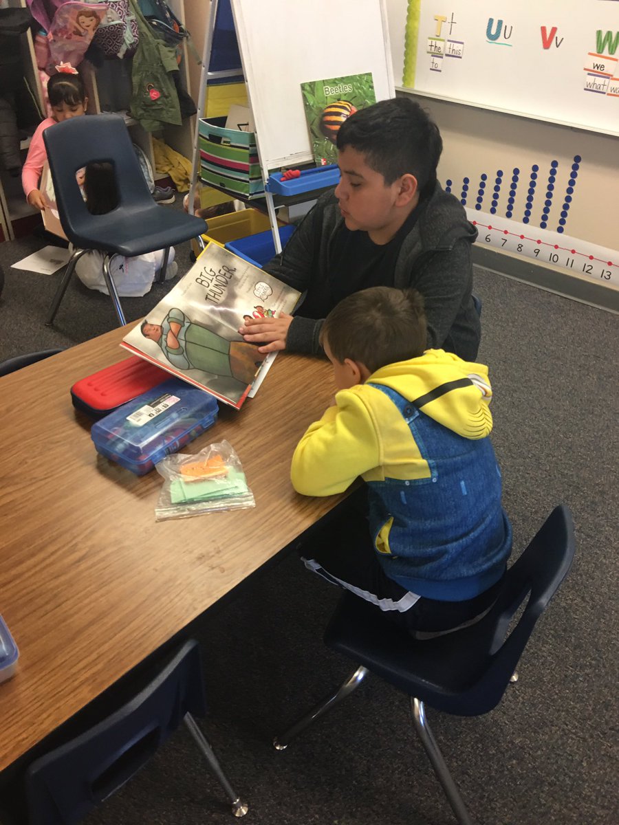 KinderGriffin's tweet photo. We love our 4th Grade Buddies! #kinder #buddies @ReadWithAvon https://t.co/UcX33kYtOU